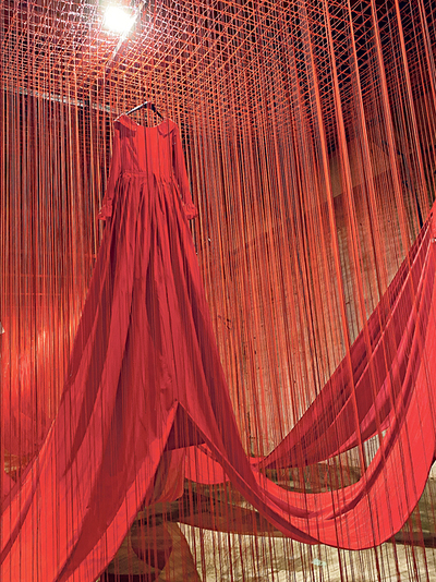 Installation „Wo sind wir jetzt?“ von Chiharu Shiota im KZ-Stollen Ebensee.   