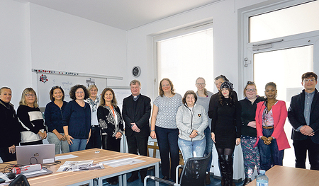 Bischof Manfred Scheuer (Mitte) im Frauen-Bildungszentrum in Rohrbach.         / ALOM Bischof Manfred Scheuer (Mitte) im Frauen-Bildungszentrum in Rohrbach.