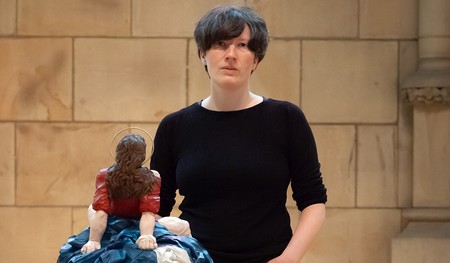 Künstlerin Esther Strauß mit der Statue der gebärenden Maria.