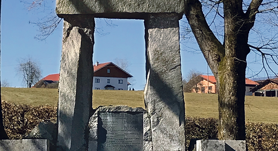 Das Denkmal an der historischen Gerichtsstätte der Herrschaft Frankenburg am Haushamerfeld.    