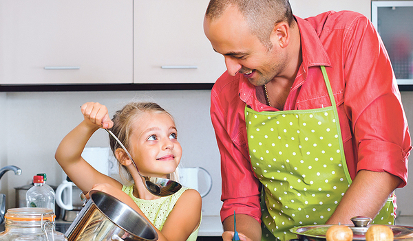 Auch Kinder können beim Kochen mithelfen. Wie, dazu liefert das Kochbuch „Einmal kochen, alle happy!“ tolle Ideen. 