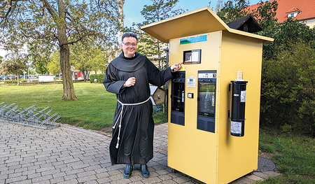 Viele wollen wissen, wie Messwein schmeckt, weiß Franziskanerpater Thomas Lackner und kümmert sich um die Messweintankstelle vor der Basilika Frauenkirchen. Den Wein gibt es auch schön abgefüllt zu kaufen, neben vielen anderen Besonderheiten.