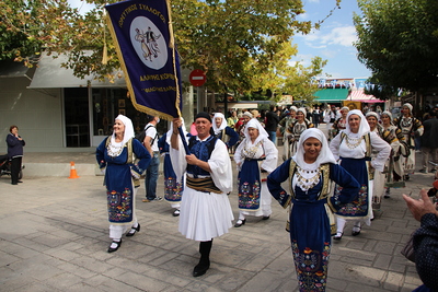 Fest in Korinth mit Gruppen in traditoneller Kleidung