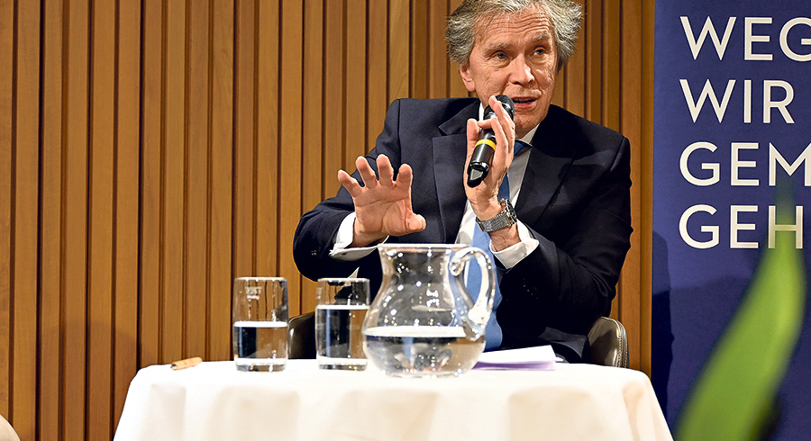 Botschafter Emil Brix bei seinem Vortrag im Festsaal der Elisabethinen. / KIZ/JW Botschafter Emil Brix bei seinem Vortrag im Festsaal der Elisabethinen.