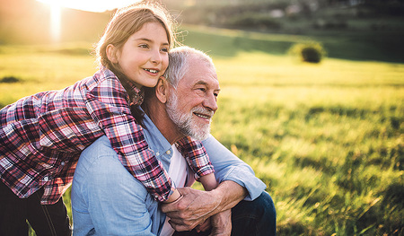 Großeltern und ältere Menschen im Allgemeinen tragen mit ihrem Erfahrungsschatz dazu bei, eine ganze Gesellschaft zu nähren und geistig wachsen zu lassen.