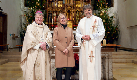 Bischof Manfred Scheuer mit Verwaltungsvorständin Renate Berger und Pfarrer Karl  Sperker bei der Feier in der Pfarrkirche Sierning. 