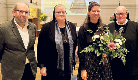 Verleger Bernhard Kagerer (v. li.), Generaloberin Sr. Angelika Garstenauer, Autorin Magdalena Egger und Sr. Johanna Pobitzer (Projektkoordination).   