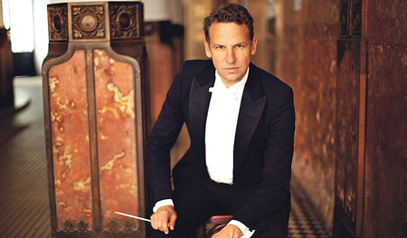 Dirigent Vinzenz Praxmarer war Schüler im Petrinum und lebt in Wien. Im Sommer kommt er mit spannenden Konzertprogrammen nach Oberösterreich.   