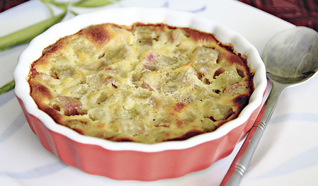 Clafoutis, hier mit Rhabarber, kann man auch in kleineren Förmchen oder Gläsern für Einzelportionen backen.   