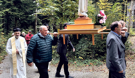 Maximilian Strasser (li.) bei der Fatimafeier.  /  Pfarre Schardenberg/Gruber Maximilian Strasser (li.) bei der Fatimafeier.