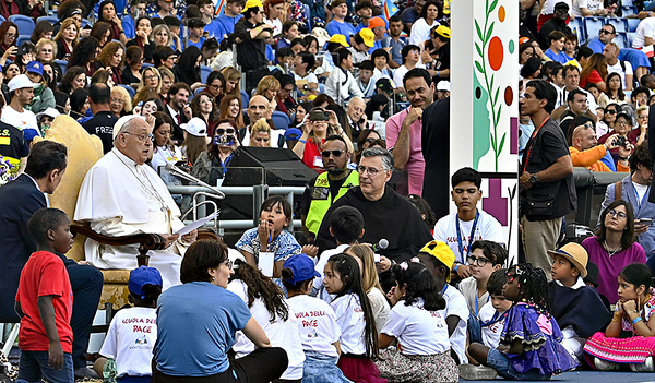 Papst Franziskus mit Mädchen und Buben beim ersten Weltkindertag in Rom