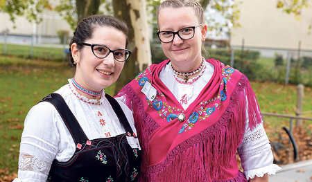 Zwei Kongressteilnehmerinnen in der Tracht der Donauschwaben.  