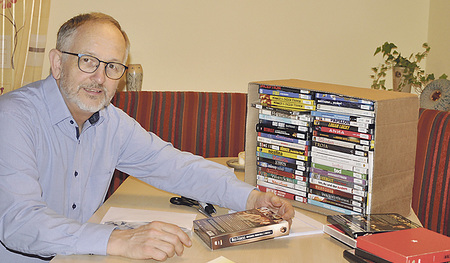 Michael Kienesberger beim Versand der DVDs für sein Kinopublikum zu Hause. 